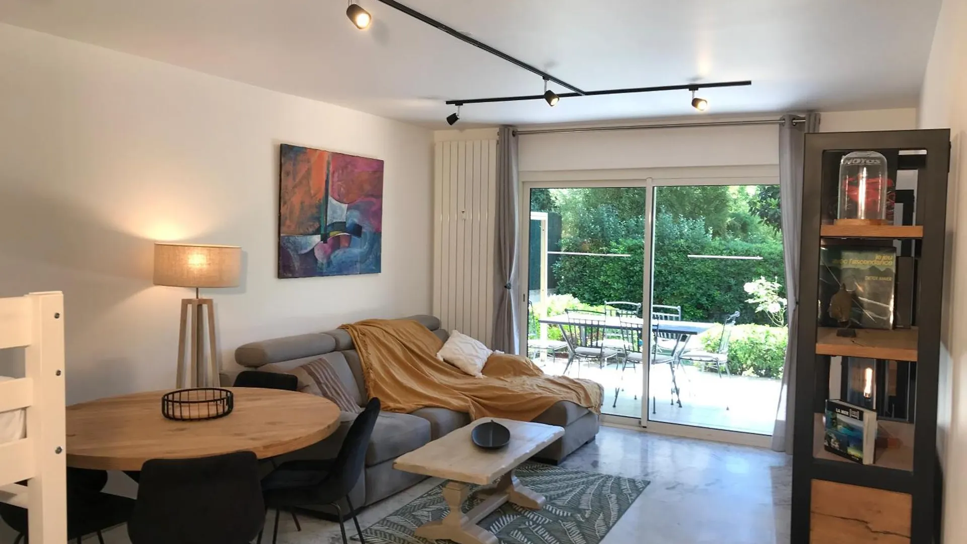Rez De Jardin En Bord De Mer Cagnes-sur-Mer 0*,  Fransa